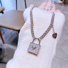 High-Grade Light Luxury Micro-Inlaid Letter V Lock Pendant Necklace Copper White Gold Plated Fashion Short Necklace Sweater Chain Cross-Border