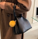 Model Style Fashion Womens Bag 2021 Winter New Fashion Tote French Texture Portable Bucket Bag with Hair Ballpicture17