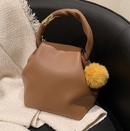 Laufsteg Mode Frauen tasche 2021 Winter neue Mode Handtasche franzsische Textur tragbare Eimer tasche mit haarigen Bllenpicture20