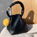 Model Style Fashion Womens Bag 2021 Winter New Fashion Tote French Texture Portable Bucket Bag with Hair Ballpicture19