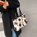 Printed Chain Tote Bag 2021 New Autumn and Winter Large Capacity Chain Plush OneShoulder Hand Carrying Plush Womens Bag Simplepicture8