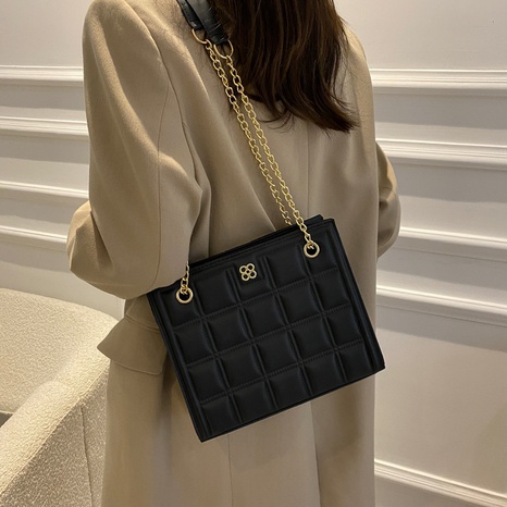 Large-capacity 2021 new trendy fashion one-shoulder messenger simple chain tote bag's discount tags