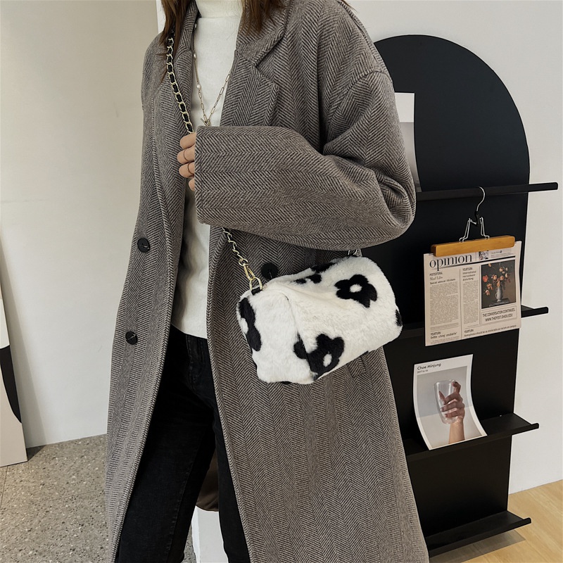 Autumn and winter texture plush highend fashion trendy plush chain messenger bag