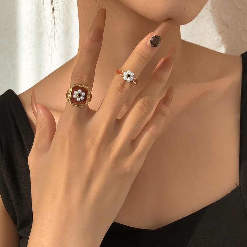 R0655 CrossBorder Retro Hong Kong Style Elegant Ring French Alloy Oil Dripping Pearl Flower Internet Celebrity Trendy Ring Female