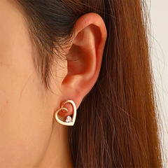 Koreanische Version von einfachen und süßen Liebes ohrringen ins Temperament Mode Pfirsich herz hohle Ohrringe All-Match Mode kompakte Ohrringe
