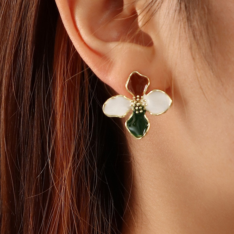 Korean version dripping oil fourleaf flower fashion earrings golden rim and flower temperament earrings