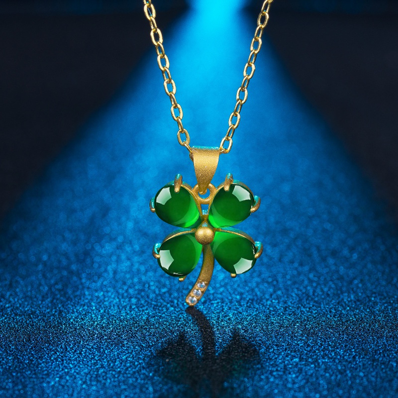 Korean version green agate fourleaf clover necklace green chalcedony fourleaf clover pendant clavicle chain jewelry