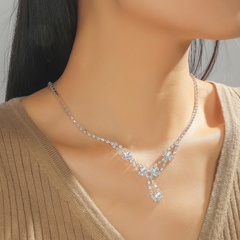 Ensemble de collier et de boucles d'oreilles en cristal avec chaîne à griffes à la mode