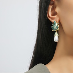 fashion creative exaggerated earrings simple retro diamond frog pearl earrings