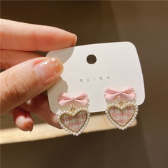 Les nouvelles boucles d'oreilles en forme de coeur en treillis de perles au design tendance de la Corée du Sud