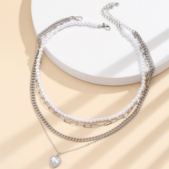 Bijoux de collier féminin multicouches de coeur de perle d'imitation de mode européenne et américaine