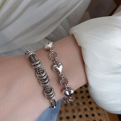Bracelet de couture de cercle de coeur rétro design de niche féminine bracelet en forme de coeur de chaîne tressée