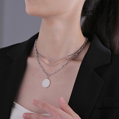 Nouveau personnage lettre reine collier empilable femme simple bijoux en acier inoxydable en gros