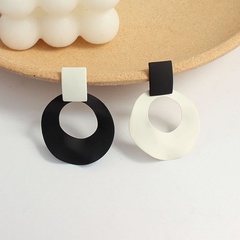 fashion 2021 new alloy spray paint round black and white contrast earrings