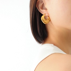 new trendy peach heart hollow earrings personality fashion European and American winter earrings