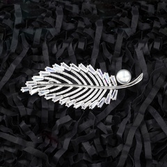 Exquisite simple classic leaf brooch