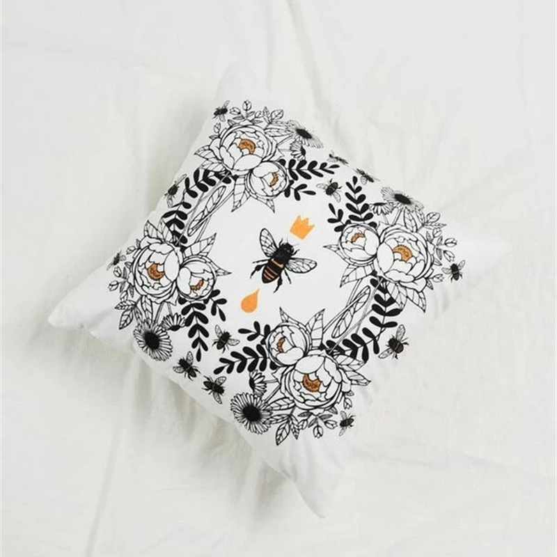 Kissenbezug aus Pfirsichhaut mit Blumen und Tierdruck