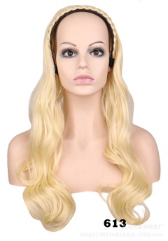 Goldene halbe Kopfperücke mittellanges lockiges Haar weibliche flauschige große Welle langes lockiges Haar
