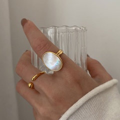 El nuevo anillo de concha abierta ovalada diseño de nicho femenino moda anillo de cobre de lujo ligero
