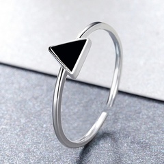 Nouvelle mode coréenne triangle époxy noir anneau ouvert femelle niche design anneau de cuivre