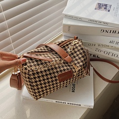 Autumn and winter houndstooth texture large-capacity underarm bag