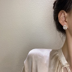 Version coréenne de boucles d'oreilles simples en forme de perle de diamant géométrique