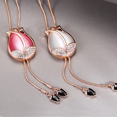 Le nouveau collier à pendentif long en chaîne de chandail simple tulipe d'automne et d'hiver de la Corée
