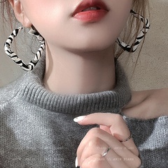 Markierte geometrische quadratische Ohrringe 2021 neue trend ige Leder ohrringe Ohrringe einfaches Temperament und großzügige Ohrringe Frauen Herbst