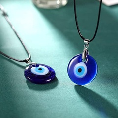 Pendentif en verre oeil de diable turc bleu Bracelet tissé à la main Chaîne de chandail en verre bleu