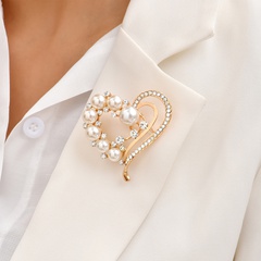 New fashion brooch female pearl heart diamond brooch wedding bridal corsage accessories