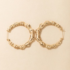 Boucles d'oreilles en bambou en alliage de bijoux de style OL de mode simple Boucles d'oreilles créoles unies géométriques dorées