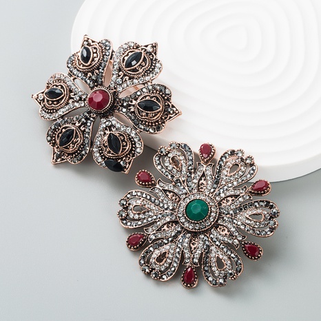 European and American fashion baroque palace retro brooch hollow badge corsage's discount tags