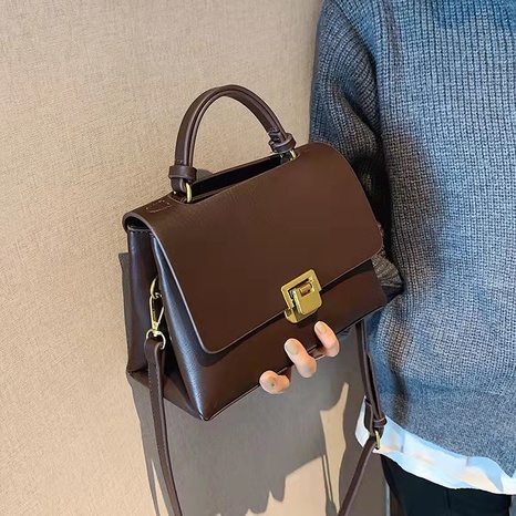 Retro texture 2021 new trendy fashion portable shoulder messenger bag's discount tags