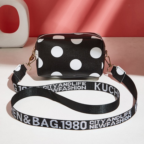 nouveau sac à bandoulière noir et blanc à motif de serpent coloré à motif tendance de la mode's discount tags