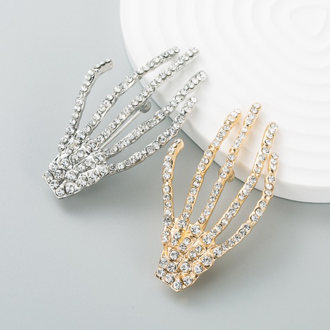 Accessoires de broche en diamant en alliage d'os de main de griffe de crâne créatif de mode en gros's discount tags