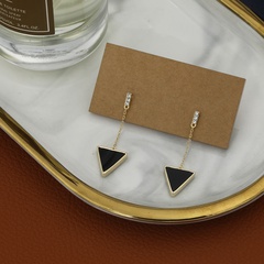 Pendientes de cobre de nicho de lujo con luz triangular simple de moda