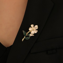 broche de flor blanca versión coreana del broche de gardenia simple