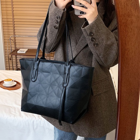 Large bag female autumn and winter shoulder female bag solid color rhombus hand bag NHLH541098's discount tags