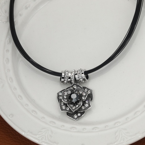 Chaîne de chandail de fleur sculptée en diamant de cuivre classique à la mode's discount tags