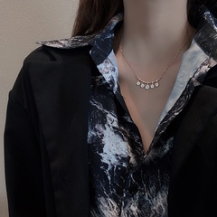Collier en acier au titane de luxe léger coréen collier pendentif en zircon avec sens du design féminin