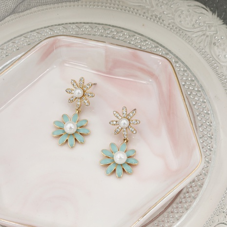 Elegant and fresh little daisy earrings's discount tags