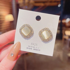 Boucles d'oreilles en cuivre super flash avec diamants géométriques incrustés d'opale coréenne