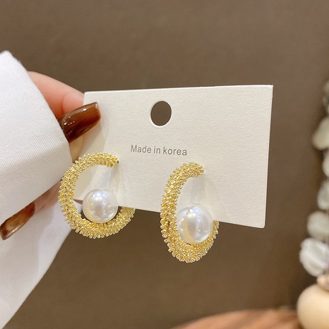 Boucles d'oreilles en perles de métal rétro européennes et américaines Boucles d'oreilles en cuivre pour femmes's discount tags