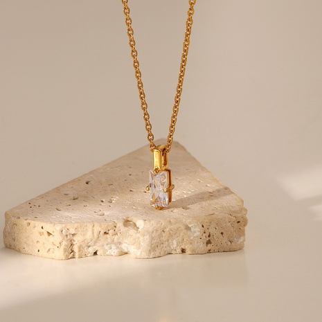 Collier pendentif rectangulaire en acier inoxydable plaqué or européen et américain avec zircon blanc's discount tags