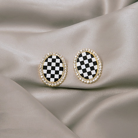 Boucles d'oreilles rétro géométriques noires et blanches à rayures en damier en tissu à la mode's discount tags