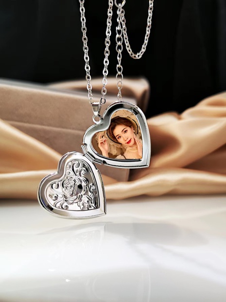 European and American fashion carved heart pendant necklace's discount tags