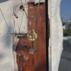 Collar de oro de 18 quilates chapado en acero de titanio con hoja de ginkgo en forma de abanico de concha de perla de agua dulce de moda