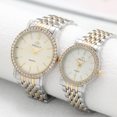 Les couples d'hommes et de femmes de couleur contrastée à la mode regardent des montres à quartz de luxe en diamant