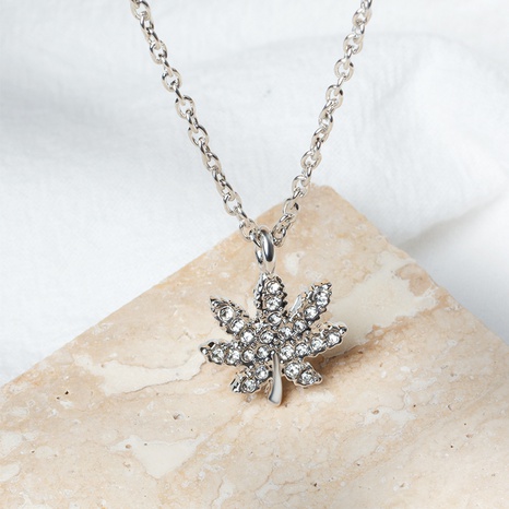 diamantbesetzte Halskette mit Ahornblatt-Anhänger's discount tags