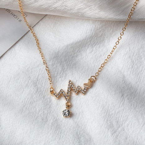 Halskette Schlüsselbeinkette mit Diamanten in Herzschlagform's discount tags